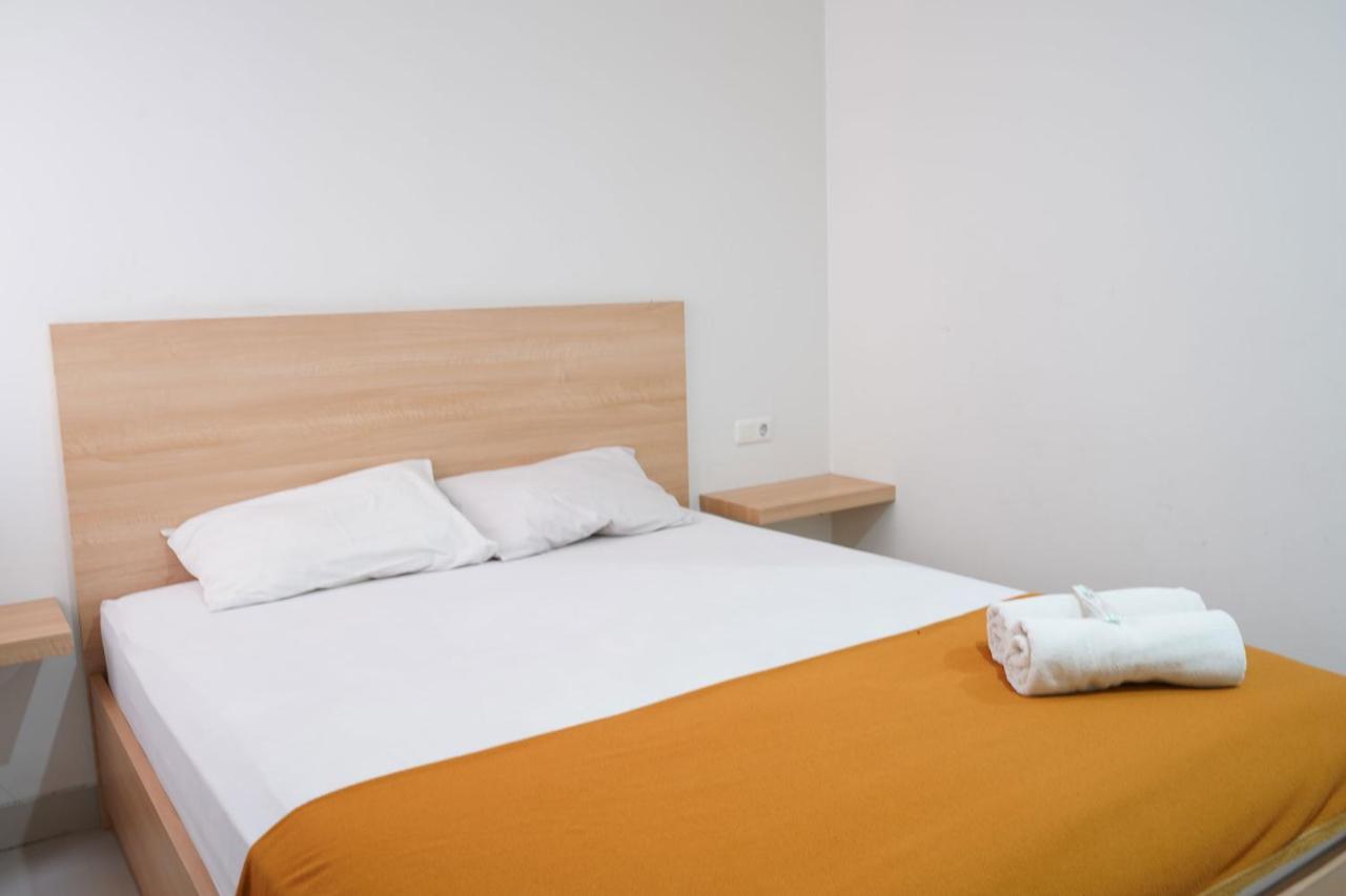 Urooms Tanah Abang Jakarta Exterior foto